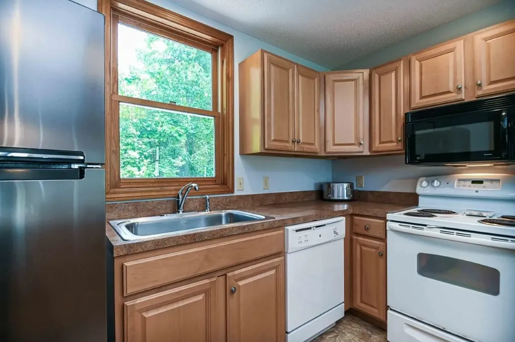 47 Beacon Street York ME 03909
