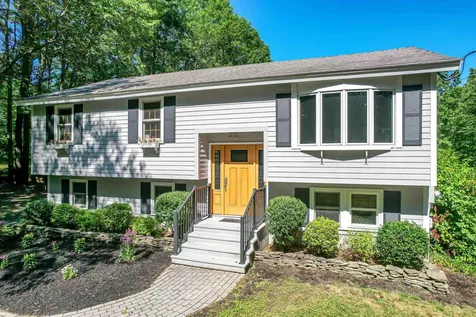 8 Phoenix Drive Kingston NH 03848