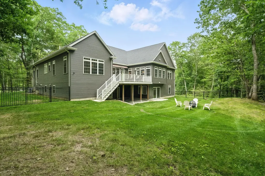 39 Parkside Drive Pelham NH 03076