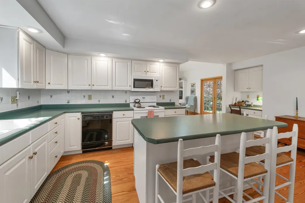 28 Spruce Road Wolfeboro NH 03894