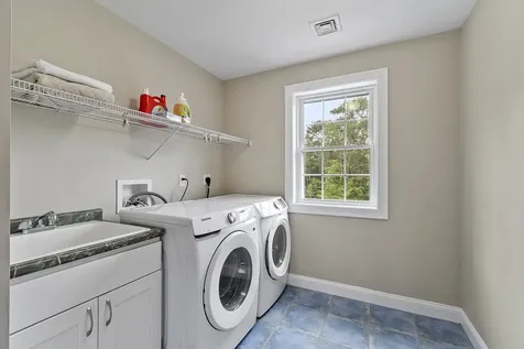 57 London Bridge Road Windham NH 03087