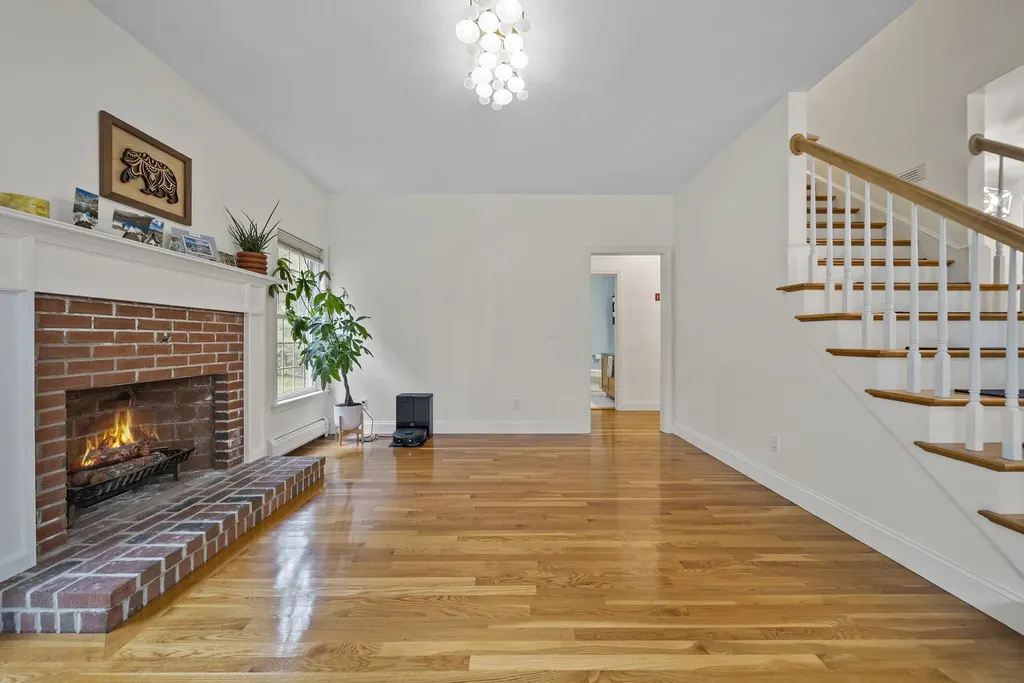 9 Hyde Park Circle Londonderry NH 03053