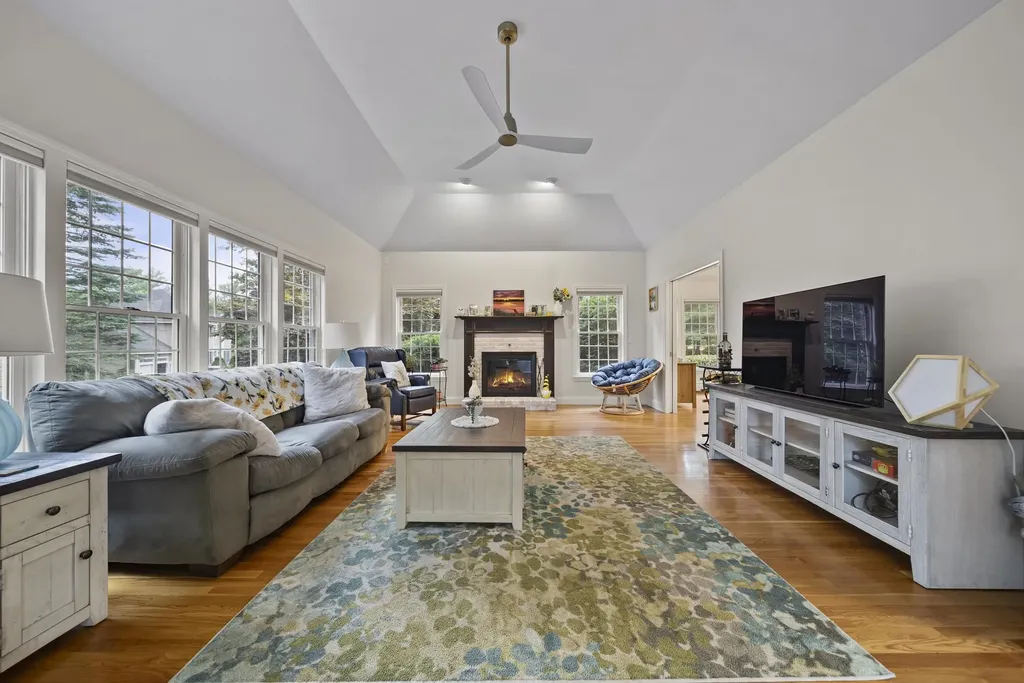 9 Hyde Park Circle Londonderry NH 03053