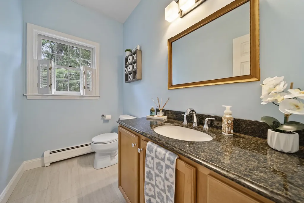9 Hyde Park Circle Londonderry NH 03053