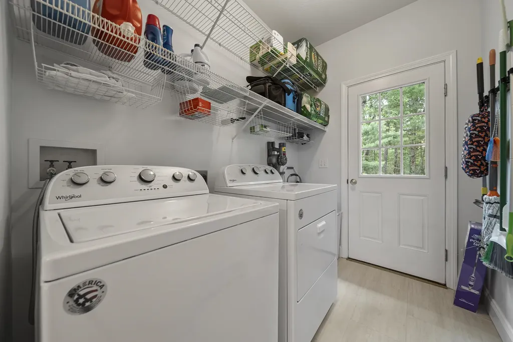 9 Hyde Park Circle Londonderry NH 03053