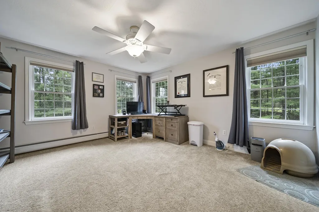 9 Hyde Park Circle Londonderry NH 03053