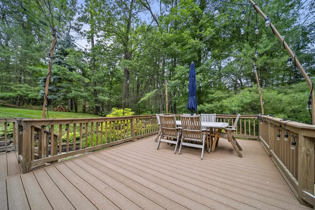 9 Hyde Park Circle Londonderry NH 03053