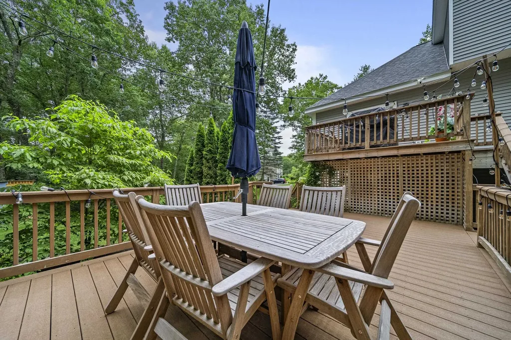9 Hyde Park Circle Londonderry NH 03053