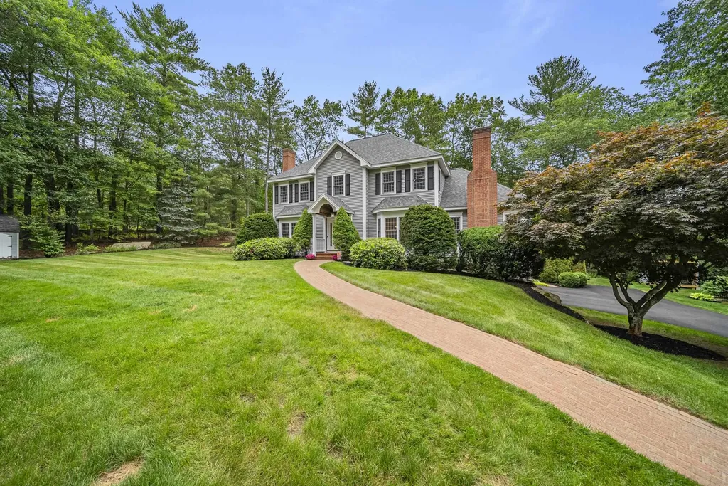 9 Hyde Park Circle Londonderry NH 03053