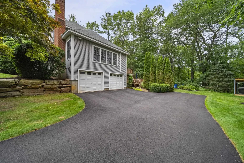 9 Hyde Park Circle Londonderry NH 03053