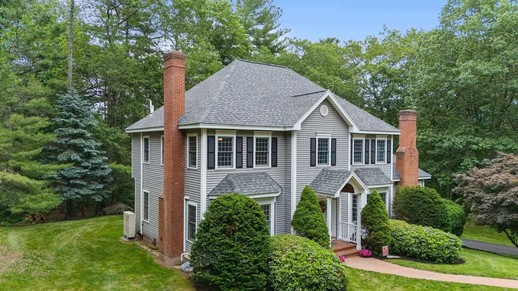 9 Hyde Park Circle Londonderry NH 03053
