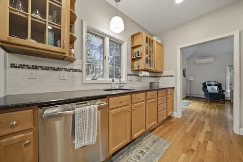 9 Hyde Park Circle Londonderry NH 03053
