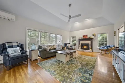 9 Hyde Park Circle Londonderry NH 03053