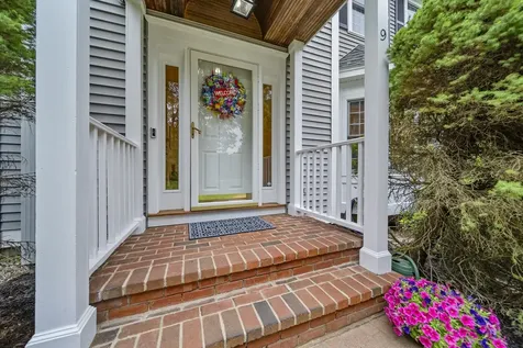 9 Hyde Park Circle Londonderry NH 03053