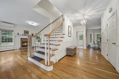 9 Hyde Park Circle Londonderry NH 03053