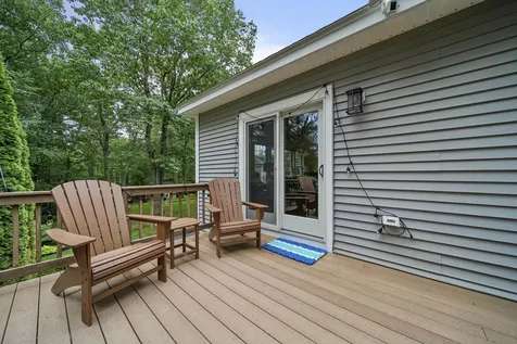 9 Hyde Park Circle Londonderry NH 03053