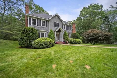 9 Hyde Park Circle Londonderry NH 03053