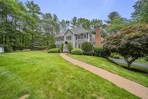 9 Hyde Park Circle Londonderry NH 03053