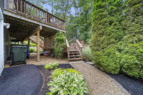 9 Hyde Park Circle Londonderry NH 03053
