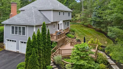 9 Hyde Park Circle Londonderry NH 03053