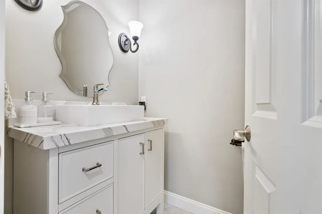 39 Ticklefancy Lane Salem NH 03079