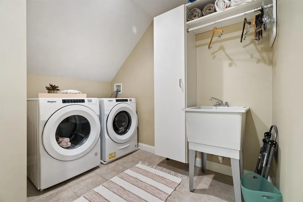 39 Ticklefancy Lane Salem NH 03079