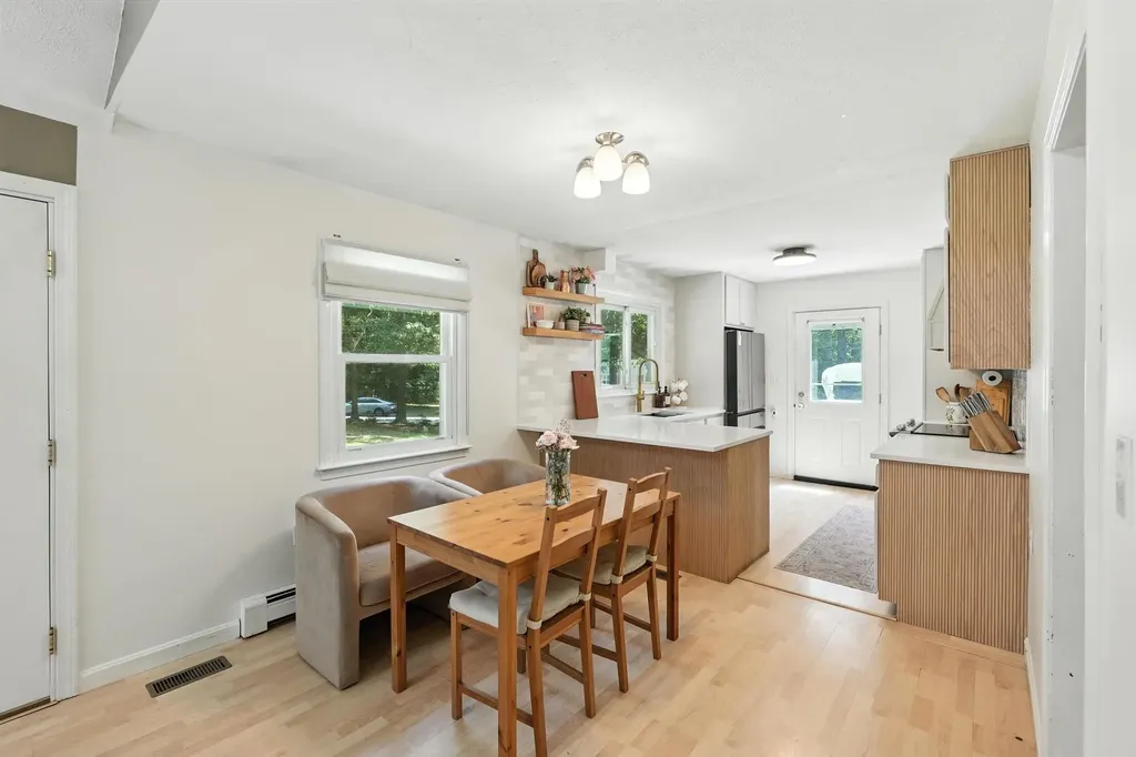 11 Albany Avenue Londonderry NH 03053