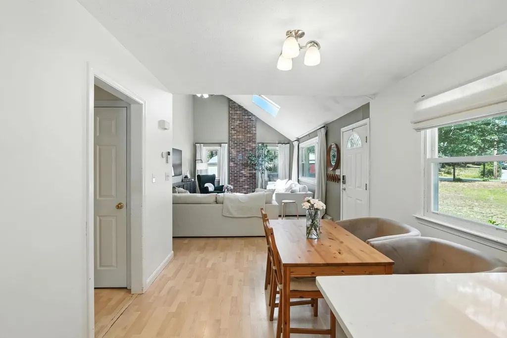 11 Albany Avenue Londonderry NH 03053