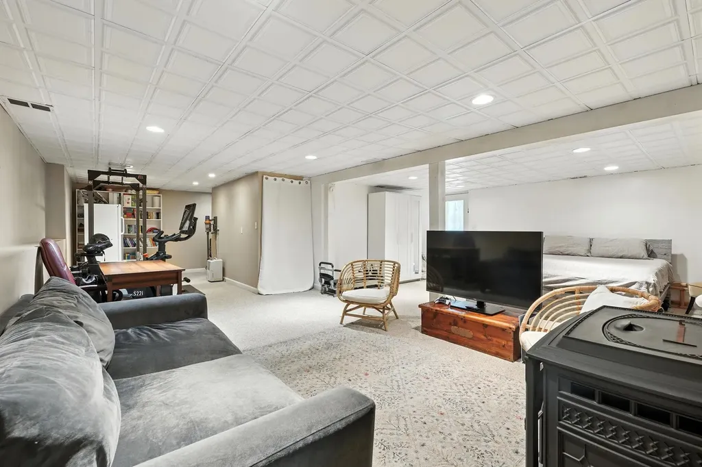 11 Albany Avenue Londonderry NH 03053