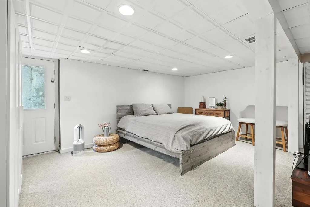 11 Albany Avenue Londonderry NH 03053