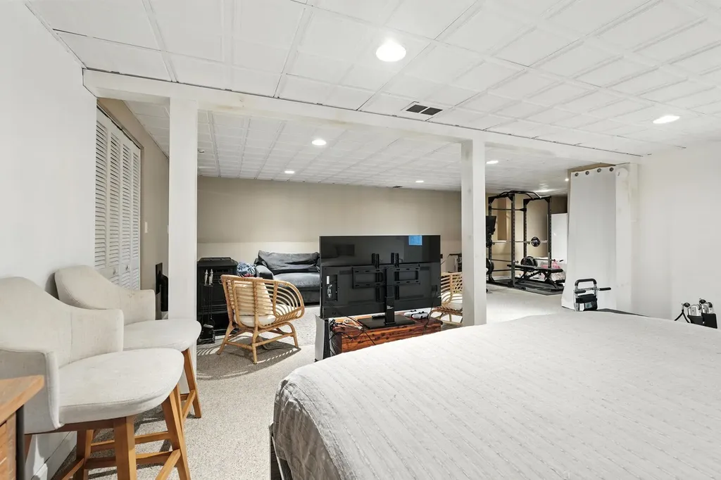 11 Albany Avenue Londonderry NH 03053