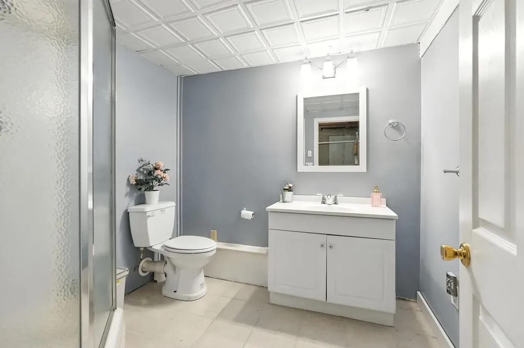 11 Albany Avenue Londonderry NH 03053