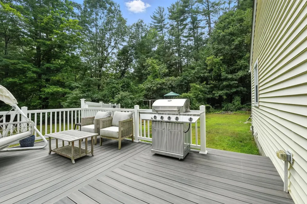 11 Albany Avenue Londonderry NH 03053