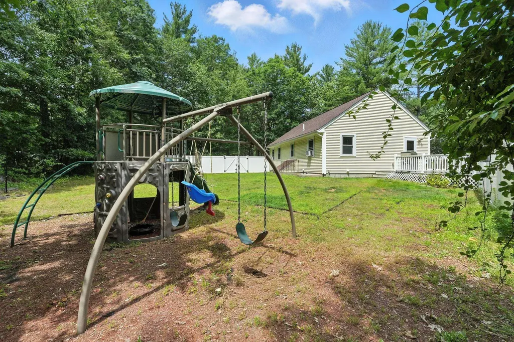 11 Albany Avenue Londonderry NH 03053