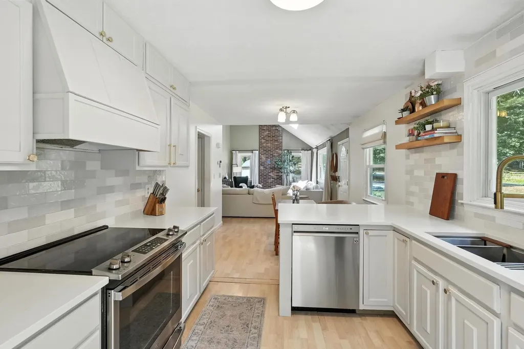 11 Albany Avenue Londonderry NH 03053