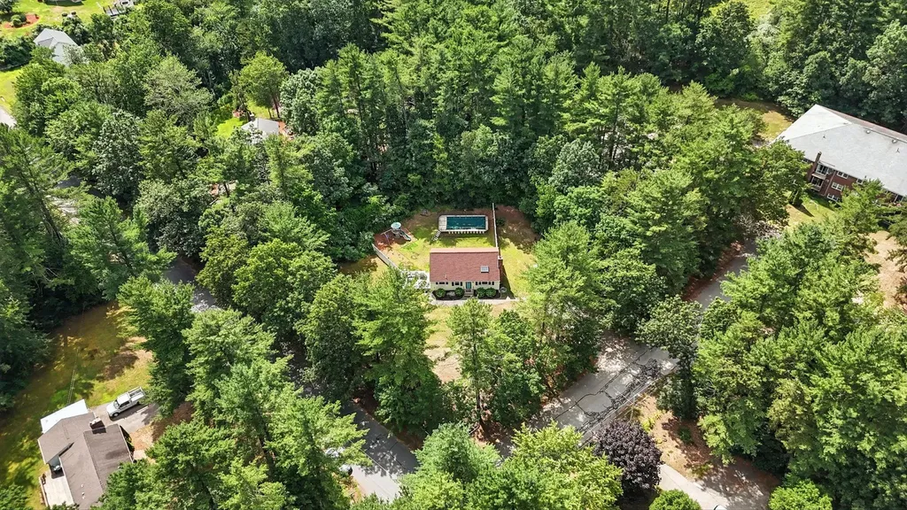 11 Albany Avenue Londonderry NH 03053