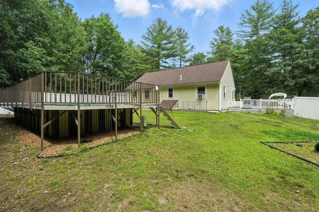 11 Albany Avenue Londonderry NH 03053