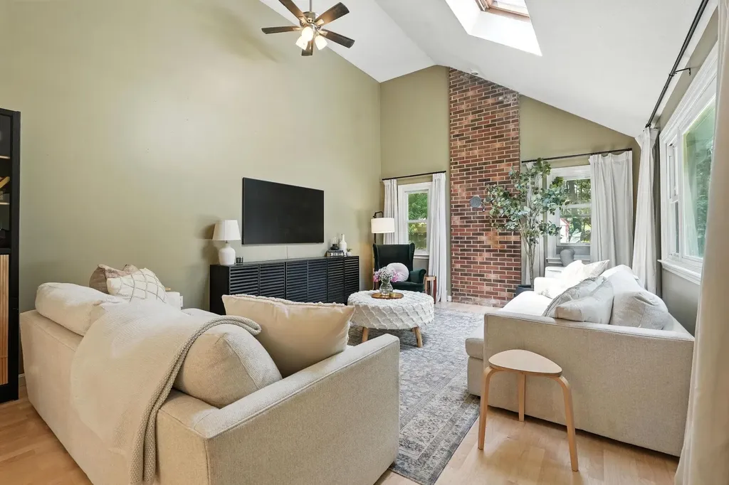 11 Albany Avenue Londonderry NH 03053