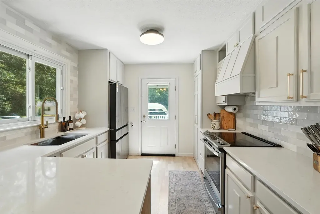 11 Albany Avenue Londonderry NH 03053