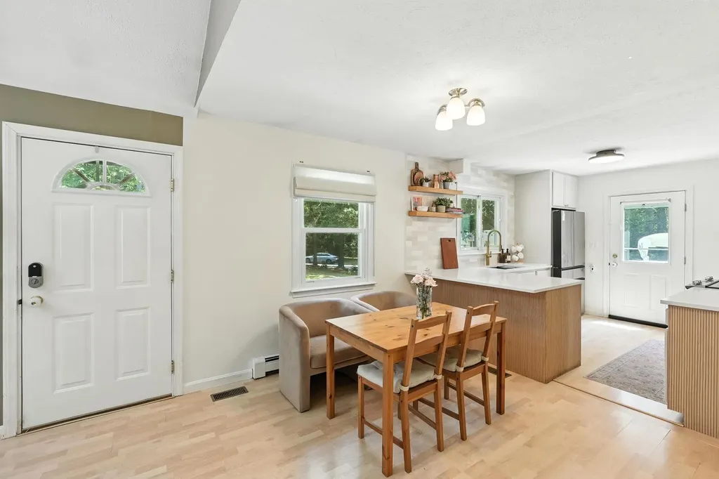 11 Albany Avenue Londonderry NH 03053