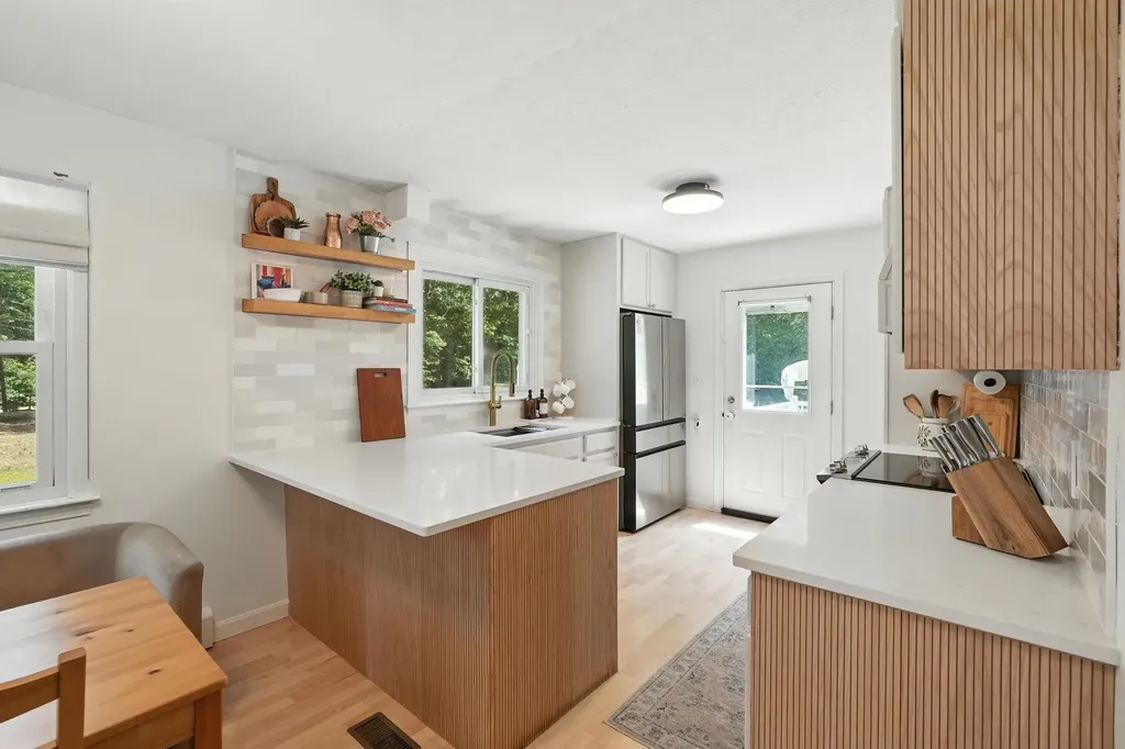 11 Albany Avenue Londonderry NH 03053