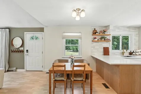 11 Albany Avenue Londonderry NH 03053