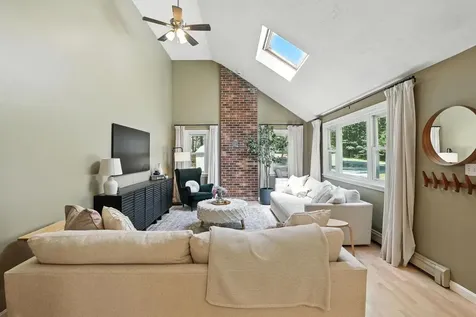 11 Albany Avenue Londonderry NH 03053