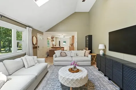 11 Albany Avenue Londonderry NH 03053