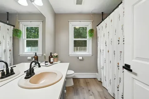 11 Albany Avenue Londonderry NH 03053