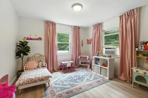 11 Albany Avenue Londonderry NH 03053