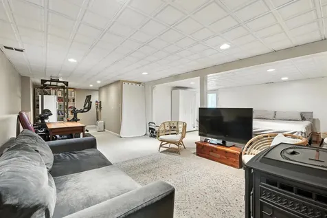 11 Albany Avenue Londonderry NH 03053