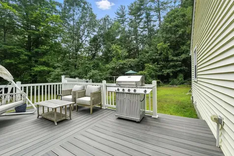 11 Albany Avenue Londonderry NH 03053