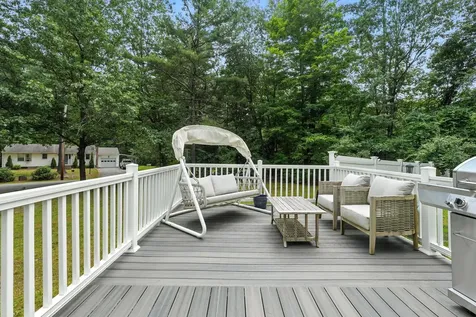 11 Albany Avenue Londonderry NH 03053