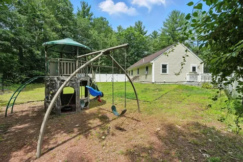 11 Albany Avenue Londonderry NH 03053